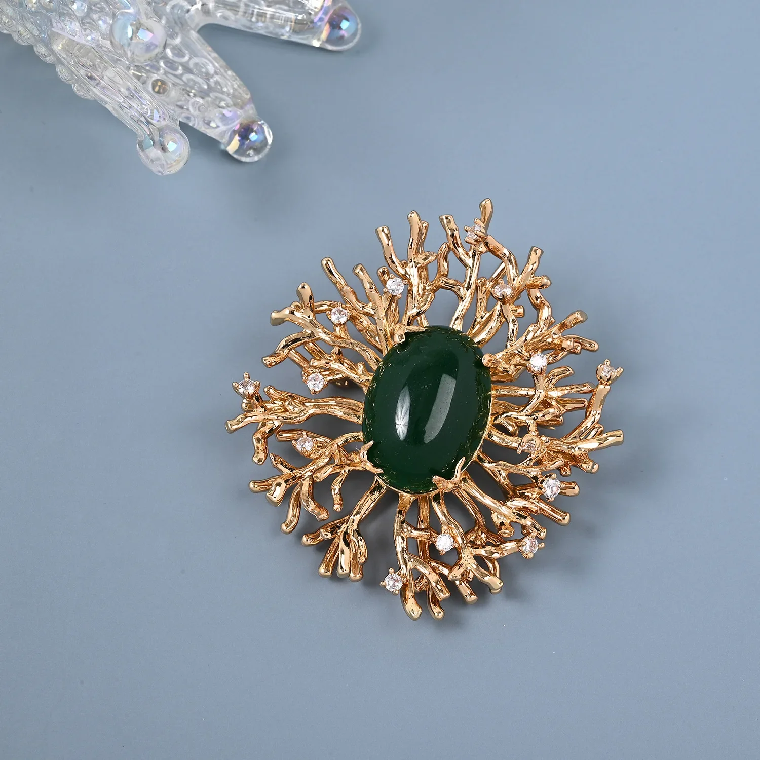 Vintage Emerald Brooch Inlaid with Gemstones and Diamonds, Hollow Pattern Design, Vintage Gold-plated Brooch
Vintage Emerald Brooch Inlaid with Gemstones and Diamonds, Hollow Pattern Design, Vintage Gold-plated Brooch