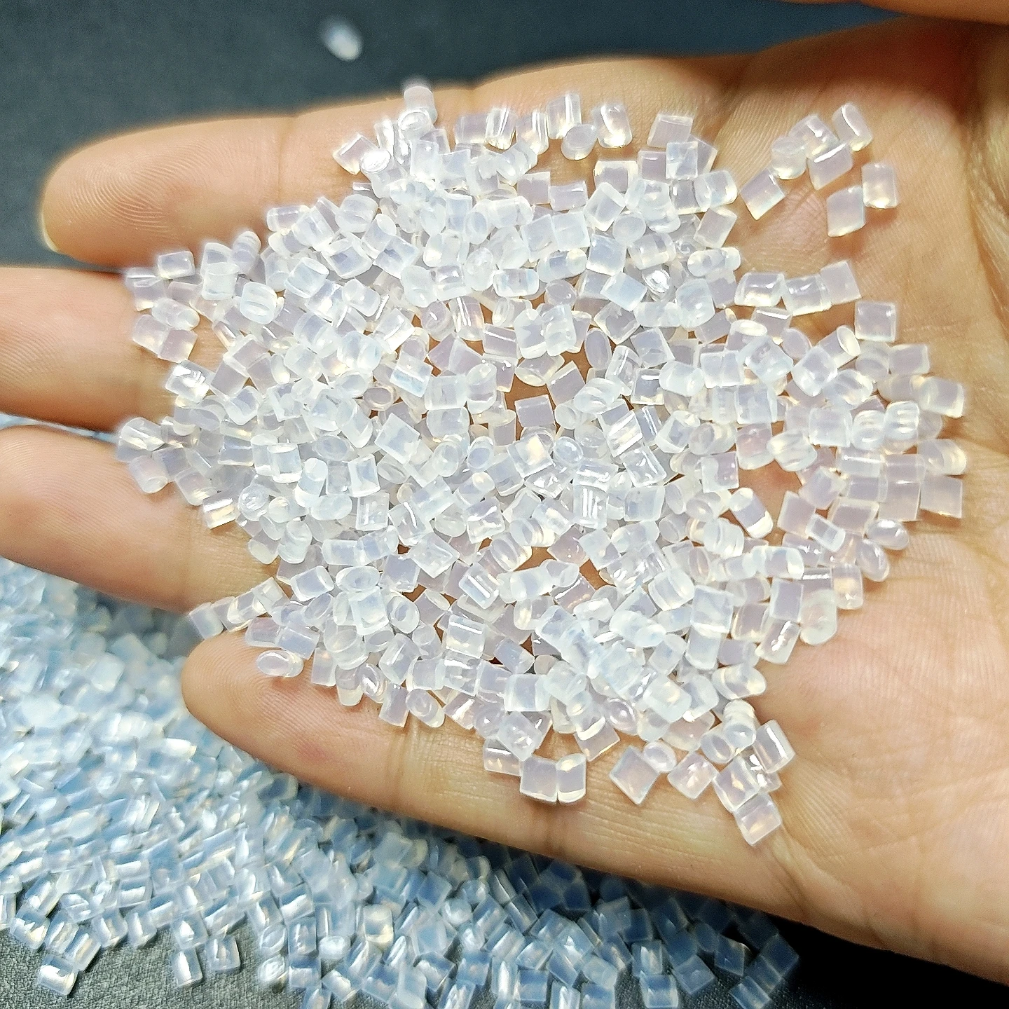 Italian keratin Glue Grain Hot Melt Glue Granule White Transparent Color 1000g/lot For I tip/ U-tip prebonded Hair Extension
Italian keratin Glue Grain Hot Melt Glue Granule White Transparent Color 1000g/lot For I tip/ U-tip prebonded Hair Extension