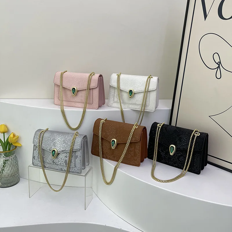 Женская легкая роскошная сумка в стиле ретро — змеиный узор с бриллиантами, дизайн цепочки, высококачественная сумка через плечо для поездок на работу
Женская легкая роскошная сумка в стиле ретро — змеиный узор с бриллиантами, дизайн цепочки, высококачественная сумка через плечо для поездок на работу