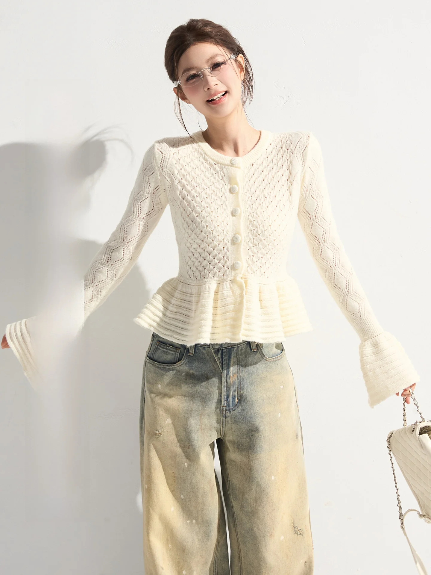 Exquisite Knitted Lace Hollow out Bell Sleeve Top for Women Slim Fit Short Style Autumn Fashion Bell Knitwear
Exquisite Knitted Lace Hollow out Bell Sleeve Top for Women Slim Fit Short Style Autumn Fashion Bell Knitwear
