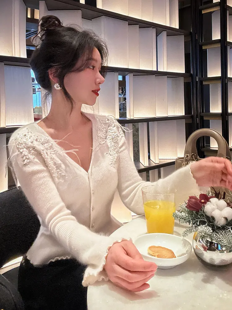 YANGXIAOJING Heavy Embellied Water Diamond Wool Knitted Sweater Women's Autumn Winter New Sle High End Sensation Sweater Top
YANGXIAOJING Heavy Embellied Water Diamond Wool Knitted Sweater Women's Autumn Winter New Sle High End Sensation Sweater Top