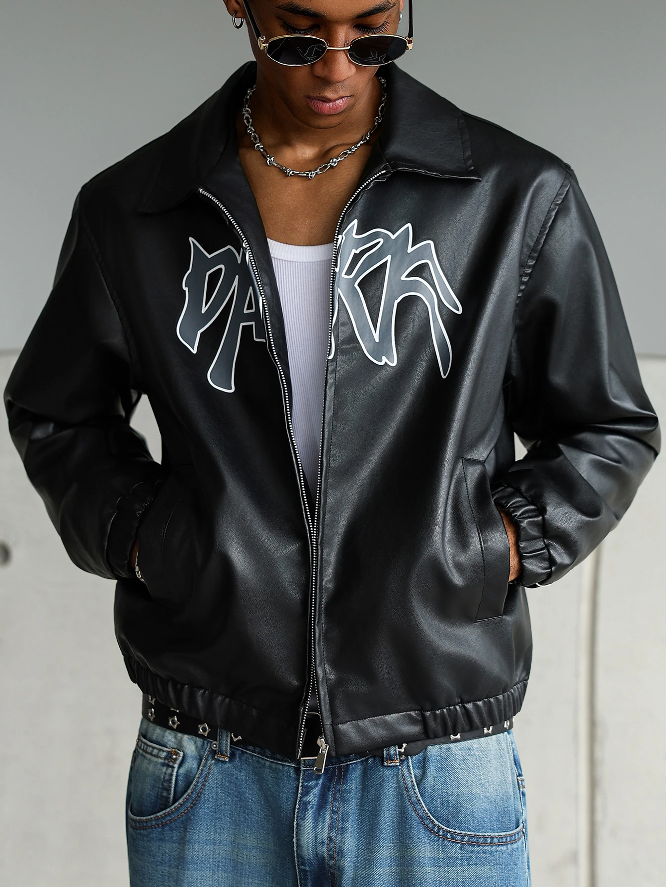 Мужская куртка большого размера из искусственной кожи с принтом граффити «DARK», металлические акценты на молнии и карманные детали, модный для городского уличного стиля
Мужская куртка большого размера из искусственной кожи с принтом граффити «DARK», металлические акценты на молнии и карманные детали, модный для городского уличного стиля