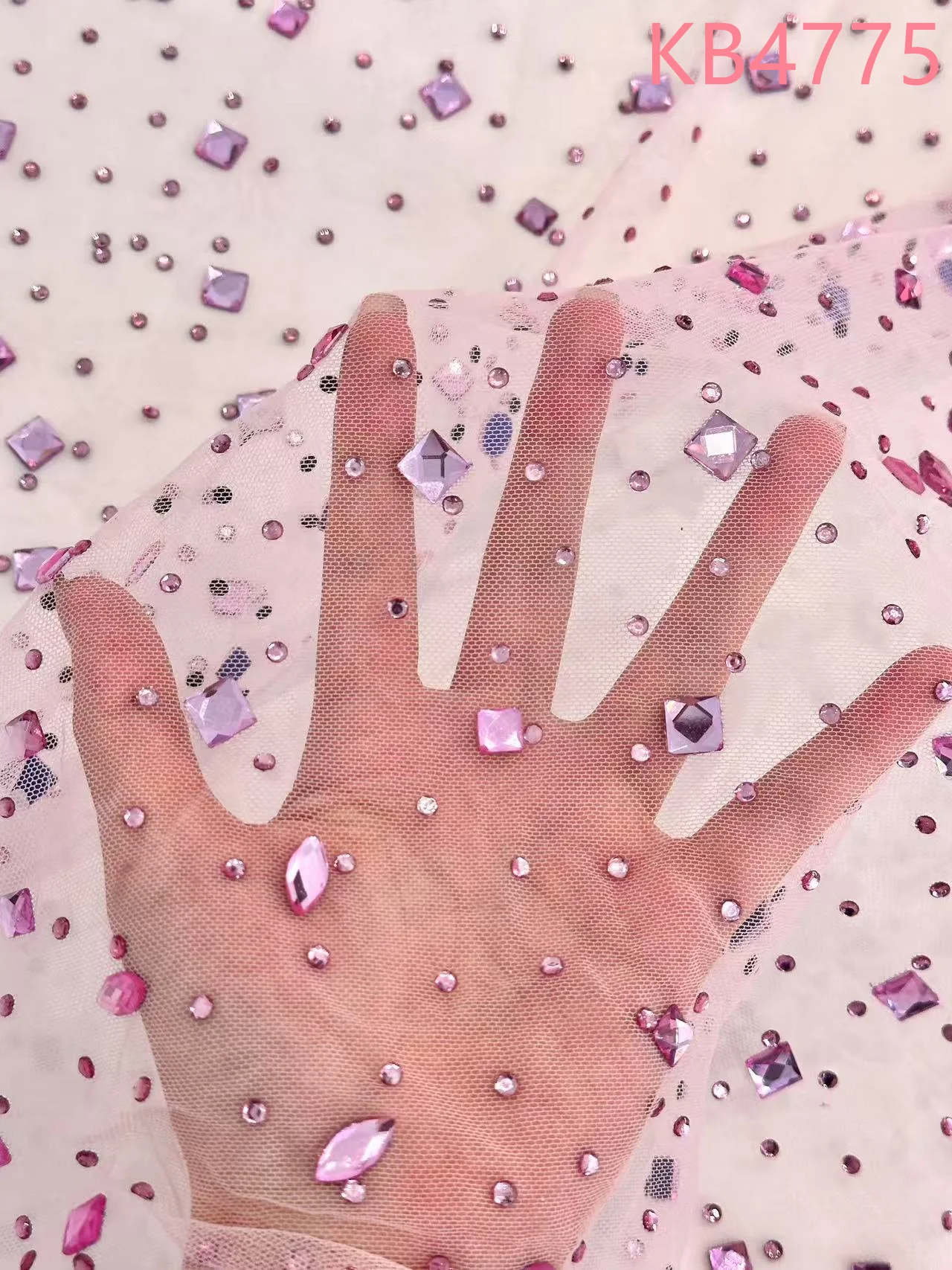 Высокое качество, 5 ярдов, красивое кружево из бисера, африканский тюль с блестками, 2024 камня, кружевная ткань, кружевная ткань с бисером для шитья KB4775
Высокое качество, 5 ярдов, красивое кружево из бисера, африканский тюль с блестками, 2024 камня, кружевная ткань, кружевная ткань с бисером для шитья KB4775