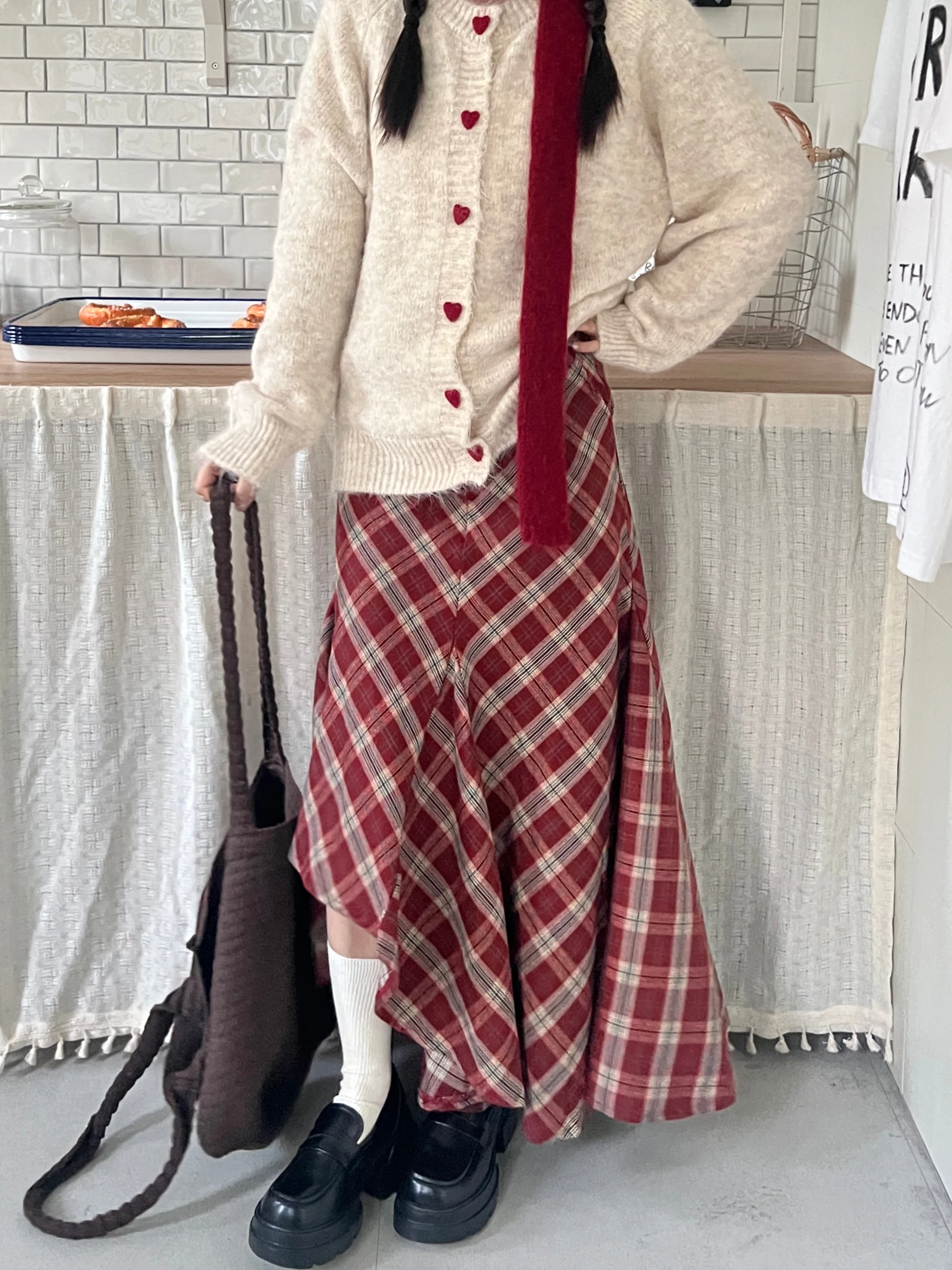 Красная клетчатая асимметричная юбка А-силуэта с высокой талией для женщин, осенне-зимняя, больших размеров, стройнящая, длинная, повседневная
Красная клетчатая асимметричная юбка А-силуэта с высокой талией для женщин, осенне-зимняя, больших размеров, стройнящая, длинная, повседневная