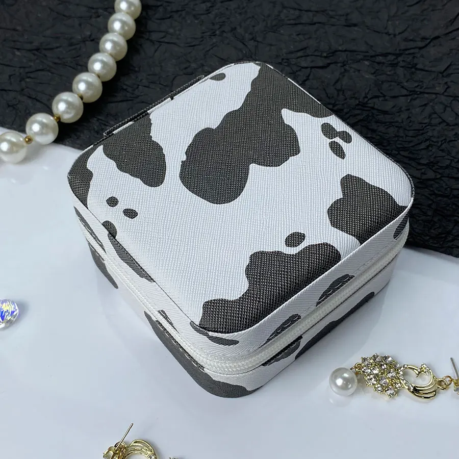 1 шт. Небольшая шкатулка для хранения украшений с застежкой-молнией и коровьим принтом, портативная дорожная шкатулка для украшений для девочек
1 шт. Небольшая шкатулка для хранения украшений с застежкой-молнией и коровьим принтом, портативная дорожная шкатулка для украшений для девочек