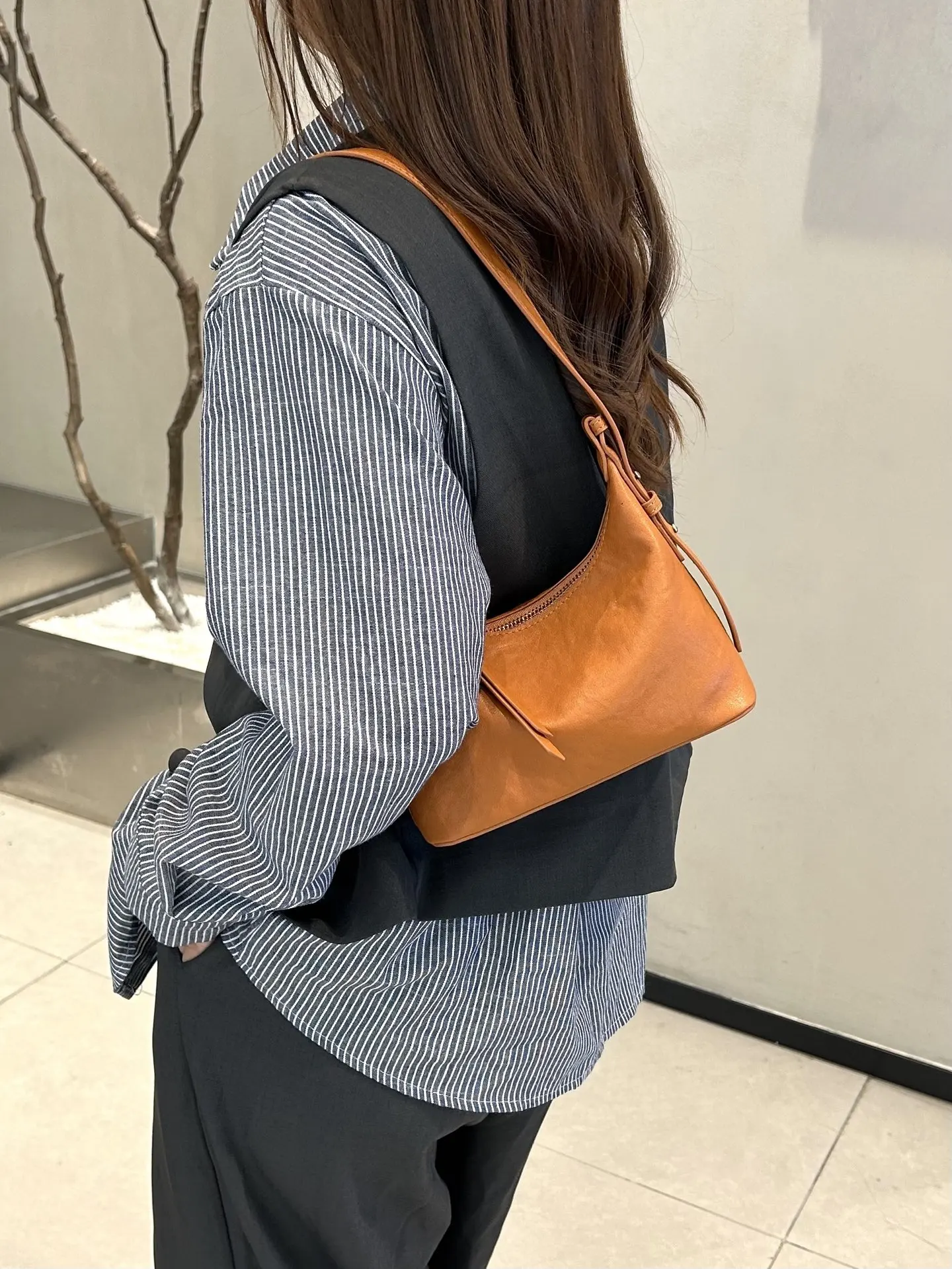 High-End Leather Armpit Bag Women's Fashionable Hand-Held Crossbody Bag Single Shoulder Bag Small Design 2026 Trend
High-End Leather Armpit Bag Women's Fashionable Hand-Held Crossbody Bag Single Shoulder Bag Small Design 2026 Trend