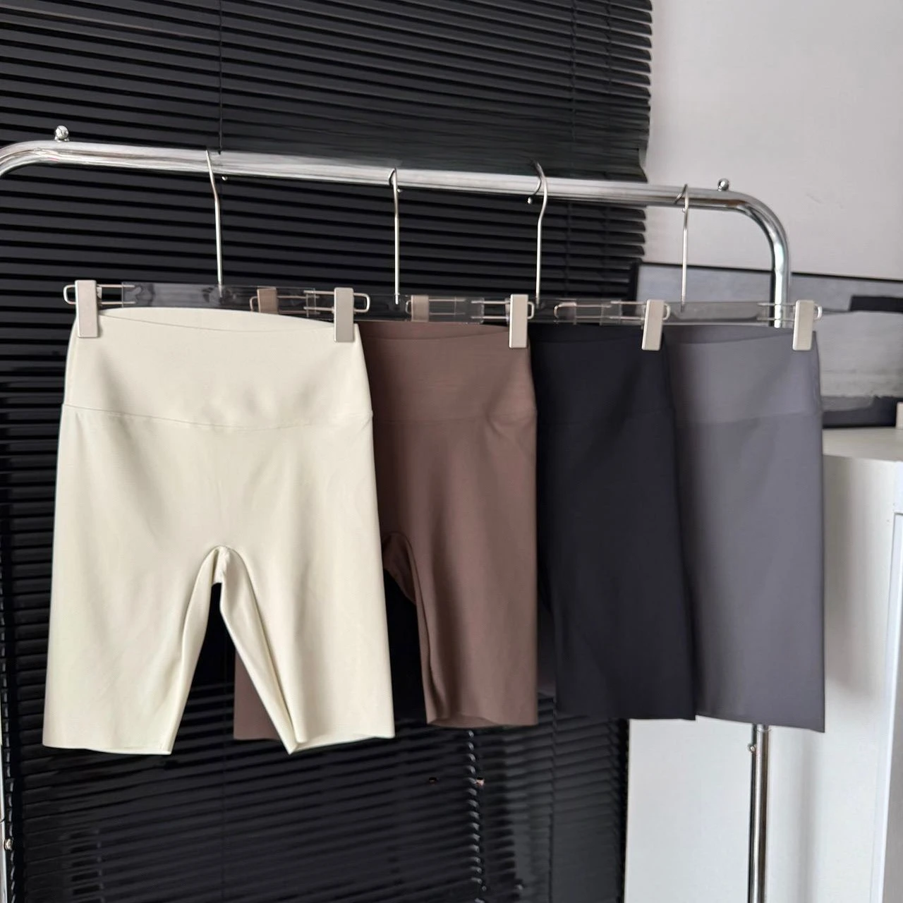 Short cycliste femme taille haute, legging stretch pour yoga et quotidien
Short cycliste femme taille haute, legging stretch pour yoga et quotidien