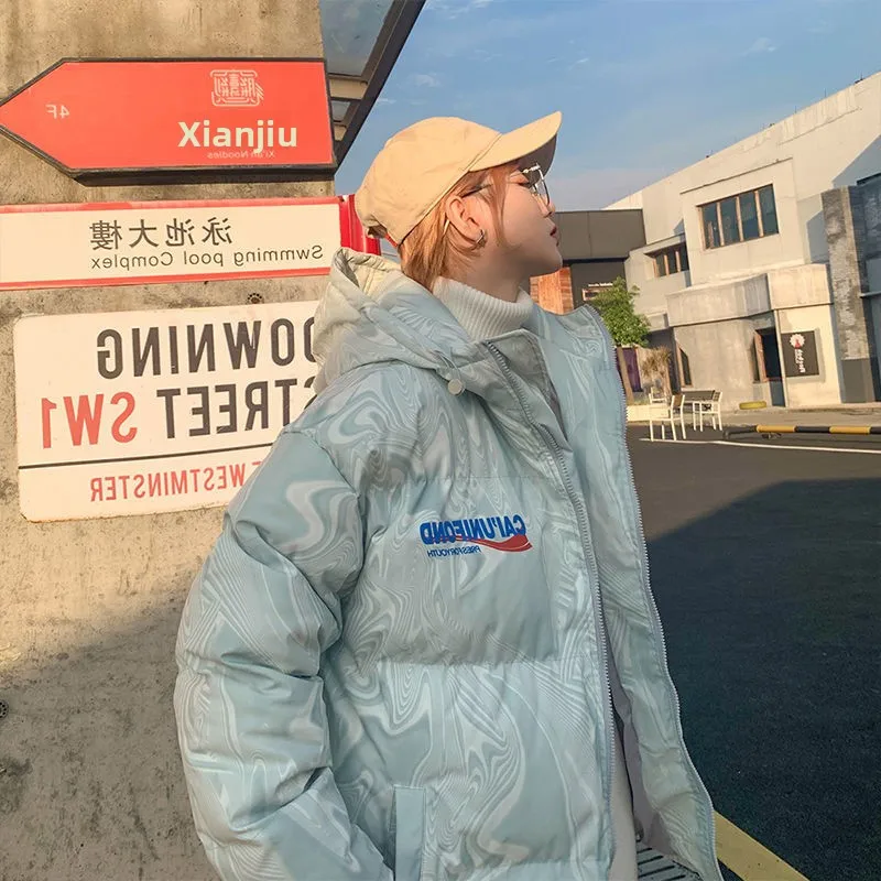 Модная утепленная хлопковая куртка для женщин, новая зимняя модель свободного кроя с капюшоном, в корейском стиле, для повседневной носки, с принтом, длинными рукавами, на молнии
Модная утепленная хлопковая куртка для женщин, новая зимняя модель свободного кроя с капюшоном, в корейском стиле, для повседневной носки, с принтом, длинными рукавами, на молнии