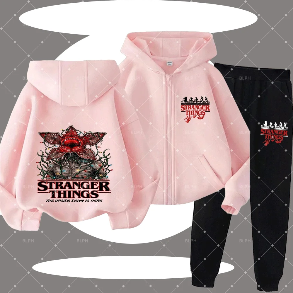 Детский комплект худи на молнии с графическим принтом Demogorgon из сериала «Очень странные дела», уникальный дизайн с праздничной подсветкой, идеально подходит для фанатов.
Детский комплект худи на молнии с графическим принтом Demogorgon из сериала «Очень странные дела», уникальный дизайн с праздничной подсветкой, идеально подходит для фанатов.