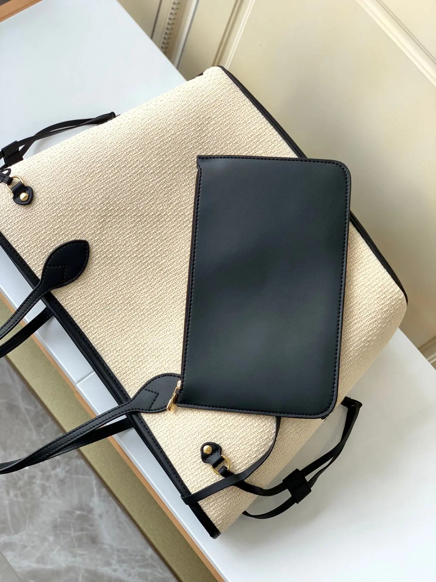 Women's Fashion Shoulder Bag Luxury Designer Handbag Large Capacity Canvas With Genuine Leather Tote For Shopping,Commuting,Work
Women's Fashion Shoulder Bag Luxury Designer Handbag Large Capacity Canvas With Genuine Leather Tote For Shopping,Commuting,Work