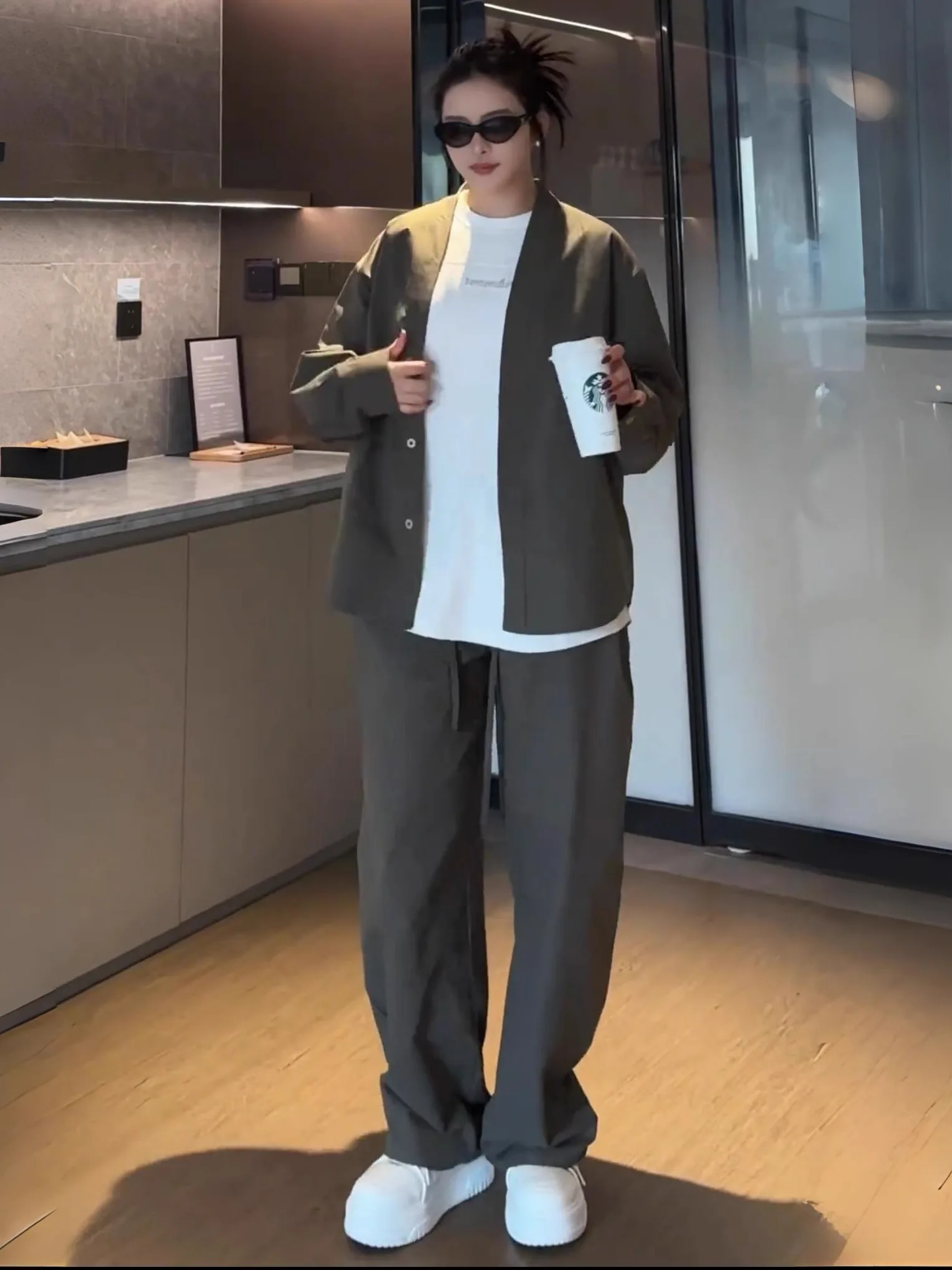 Autumn New Lazy Sle Casual Sports Set Men Simple Color V-ne Open Cardigan Jaet Wide Leg Pants Two-piece Set
Autumn New Lazy Sle Casual Sports Set Men Simple Color V-ne Open Cardigan Jaet Wide Leg Pants Two-piece Set