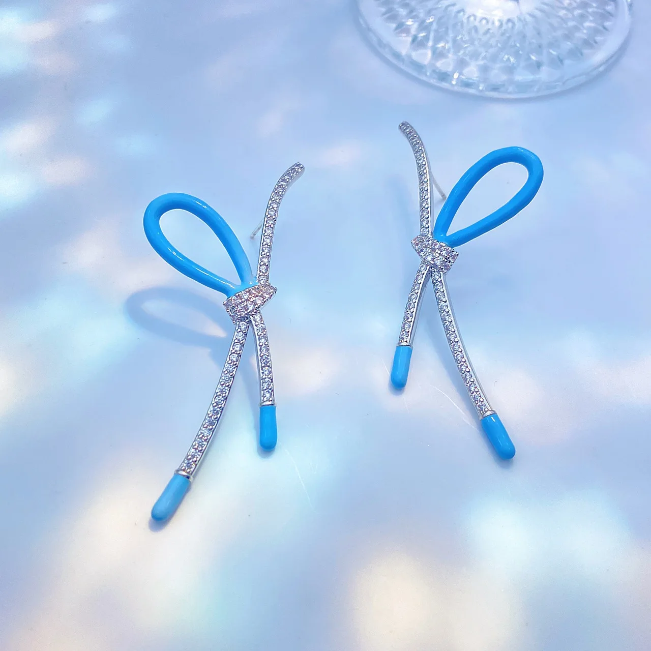 HE BV New Fashion Luxury Designer Blue Bowknot Zircon Big Ear Cuff Ear Drop Blue Enamel Platinum Stud Earring For Women Jewelry
HE BV New Fashion Luxury Designer Blue Bowknot Zircon Big Ear Cuff Ear Drop Blue Enamel Platinum Stud Earring For Women Jewelry