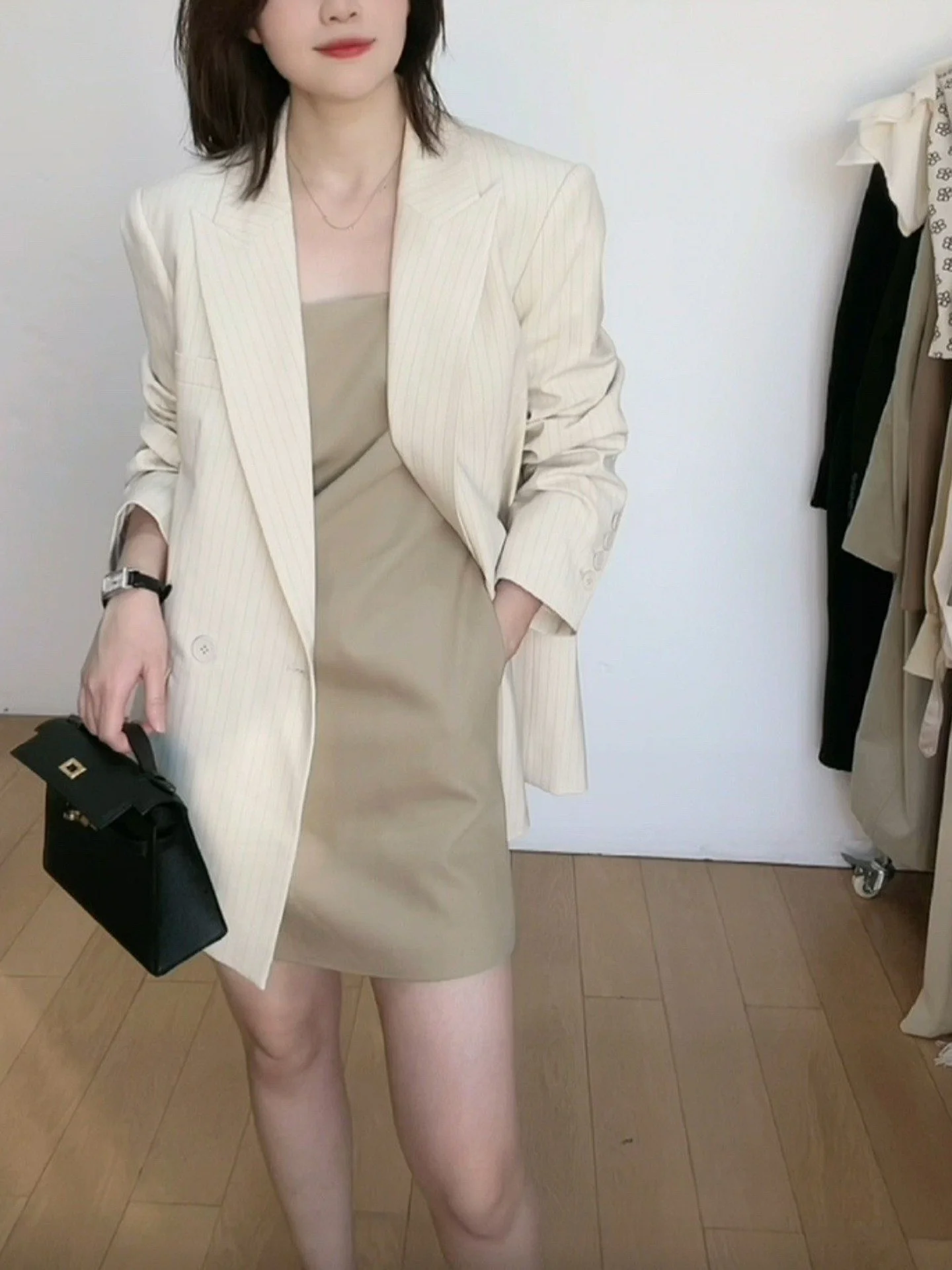 Повседневный женский костюм в полоску, весна 2023, корейский стиль, свободный крой, универсальный, премиум-класса, для деловых встреч и повседневной носки
Повседневный женский костюм в полоску, весна 2023, корейский стиль, свободный крой, универсальный, премиум-класса, для деловых встреч и повседневной носки