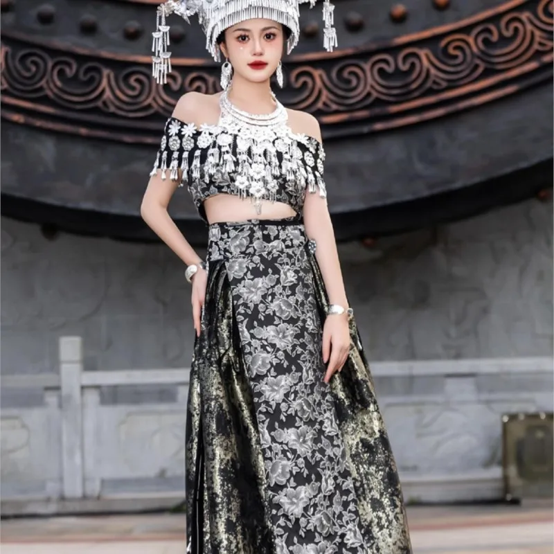 New embroidery national dress clothing exotic black photography show girl trip shooting
New embroidery national dress clothing exotic black photography show girl trip shooting