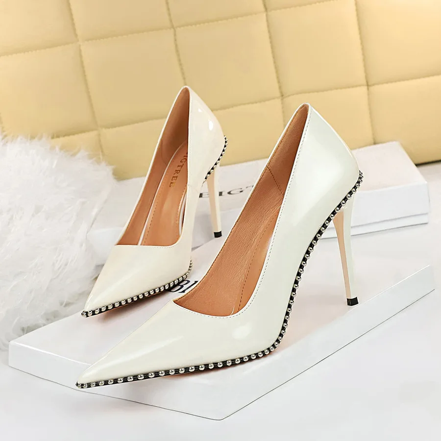 Leather Sexy Super Metal Chain Rivet Lacquer Shallow Mouth Pointed Heels Women's Single Ladies Shoes Pumps Women Pumps женские
Leather Sexy Super Metal Chain Rivet Lacquer Shallow Mouth Pointed Heels Women's Single Ladies Shoes Pumps Women Pumps женские