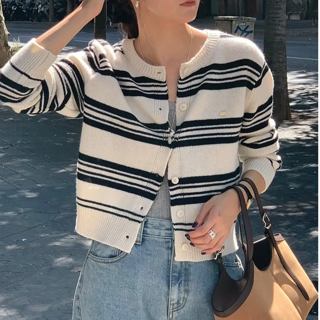 Women's Knitted Sweater Chic Autumn Winter Vintage Casual Fashion Long Sleeve Striped Slimming Open Cardigan Top
Women's Knitted Sweater Chic Autumn Winter Vintage Casual Fashion Long Sleeve Striped Slimming Open Cardigan Top