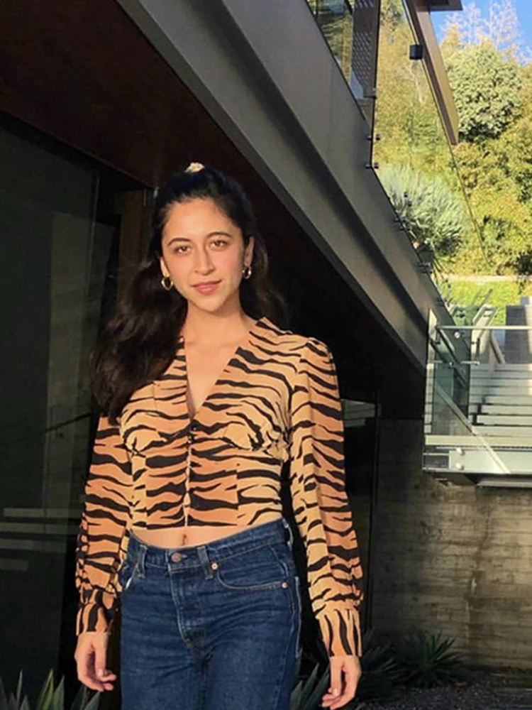 Sexy Deep V Neck Long Sleeve Zebra Leopard Print Short Length Viscose Shirt Street Style Summer 2024 Women's Fashion Top
Sexy Deep V Neck Long Sleeve Zebra Leopard Print Short Length Viscose Shirt Street Style Summer 2024 Women's Fashion Top