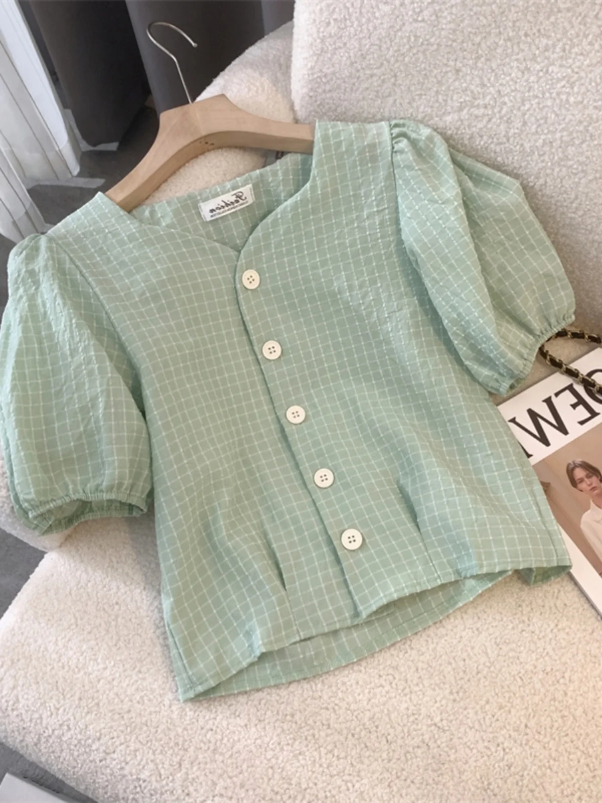 Slim Fit Plaid Short Sleeve Shirt Women's Summer Anti Aging Small Size French Style Loose Knitted Top V Neck Long Sleeve
Slim Fit Plaid Short Sleeve Shirt Women's Summer Anti Aging Small Size French Style Loose Knitted Top V Neck Long Sleeve