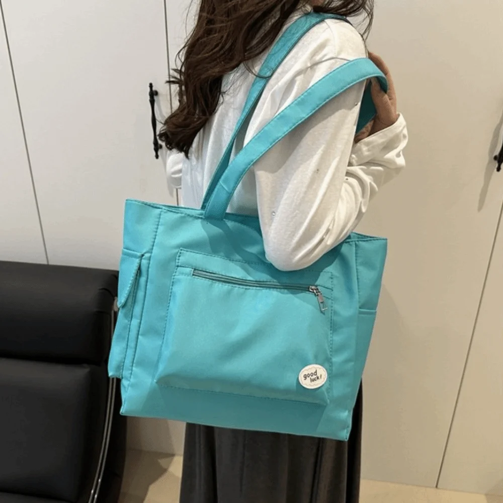 Простая корейская большая вместительная сумка, легкая однотонная женская сумка на плечо, универсальная повседневная студенческая сумка для поездок на работу
Простая корейская большая вместительная сумка, легкая однотонная женская сумка на плечо, универсальная повседневная студенческая сумка для поездок на работу