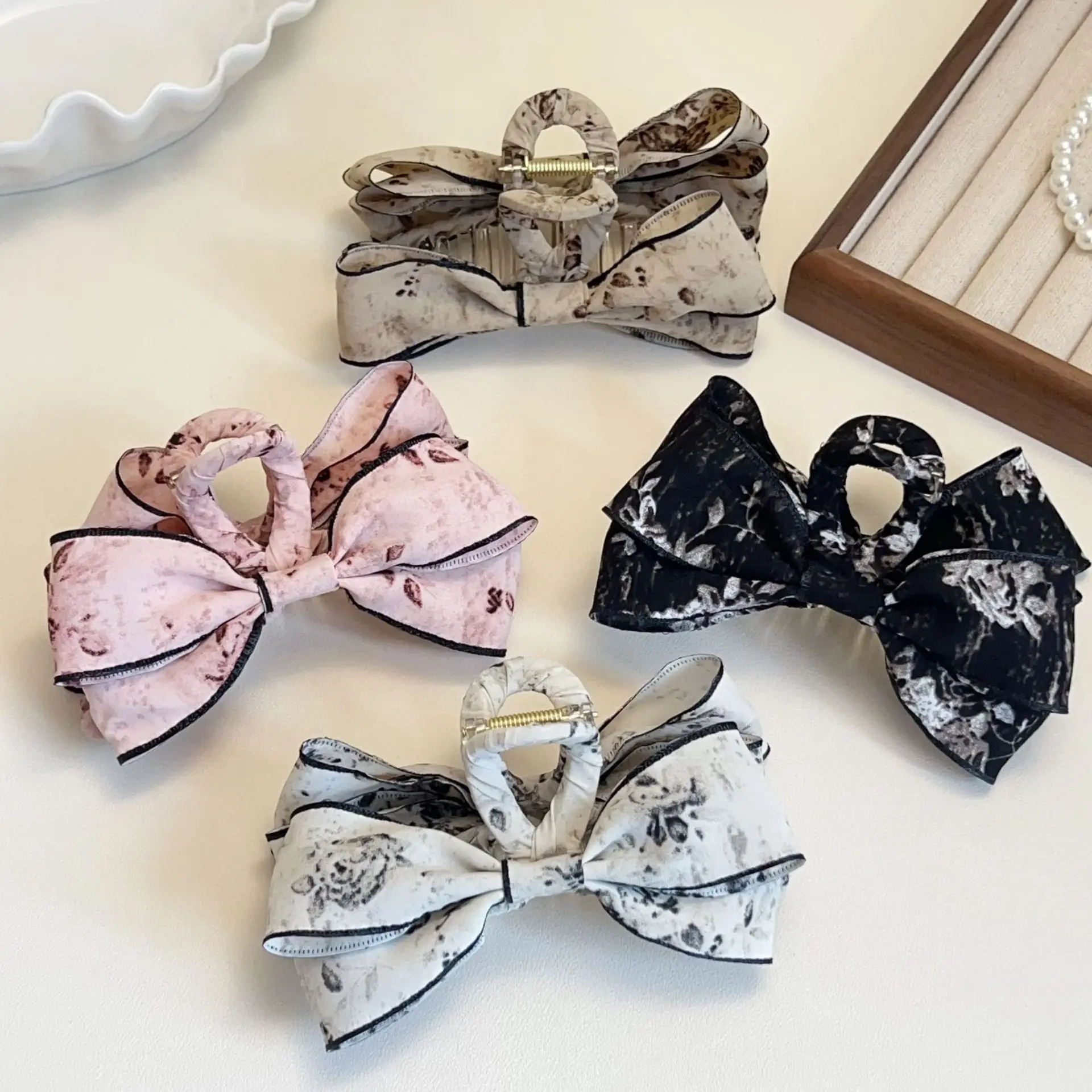 1pc Bow hair clip, women's back of the head, new headwear clip, cute half tie hair clip, shark clip, large size
1pc Bow hair clip, women's back of the head, new headwear clip, cute half tie hair clip, shark clip, large size
