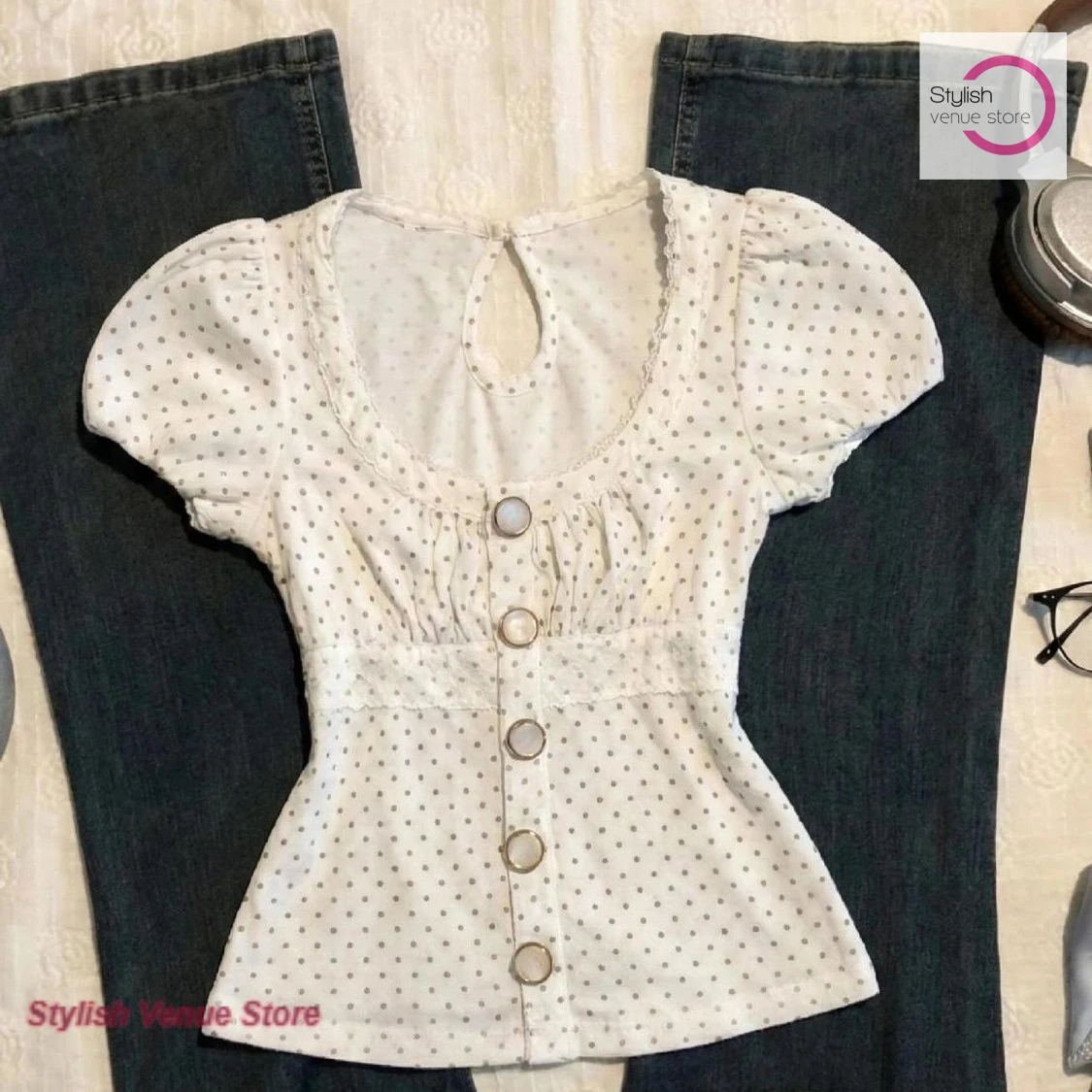 French retro polka-dot bubble sleeve top women's spring and summer new fashion round neck button short sleeve sweet T-shirt
French retro polka-dot bubble sleeve top women's spring and summer new fashion round neck button short sleeve sweet T-shirt