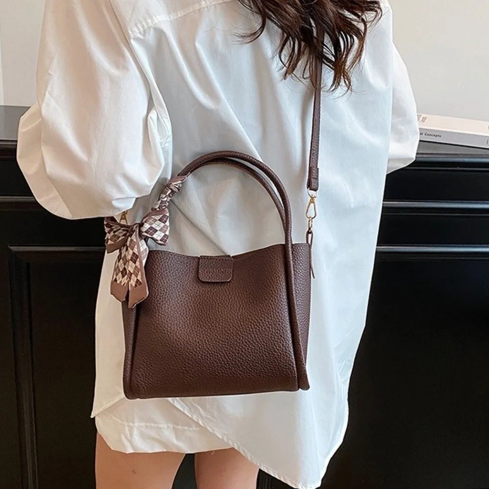 Retro Minimalist Pu Leather Bucket Bag Versatile Solid Color Crossbody Bag Korean Style with Ribbon Women 's Handbag Travel
Retro Minimalist Pu Leather Bucket Bag Versatile Solid Color Crossbody Bag Korean Style with Ribbon Women 's Handbag Travel