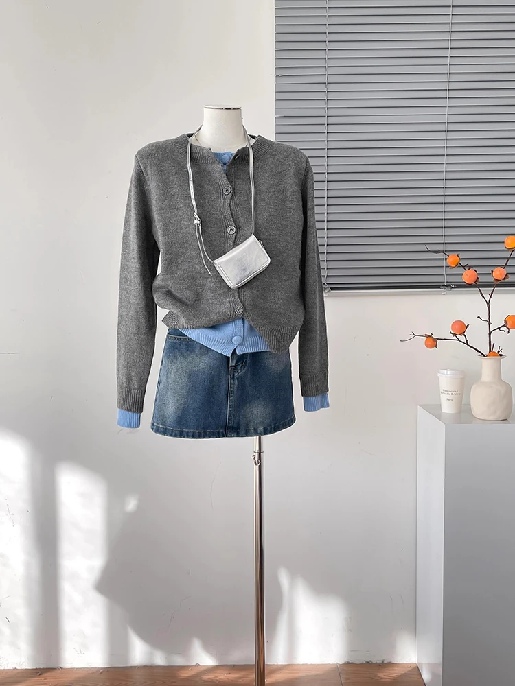 Fake Two-piece Knitted Sweater Women's Long-sleeved Splicing Knitted Cardigan Korean Lazy Style Casual Top
Fake Two-piece Knitted Sweater Women's Long-sleeved Splicing Knitted Cardigan Korean Lazy Style Casual Top