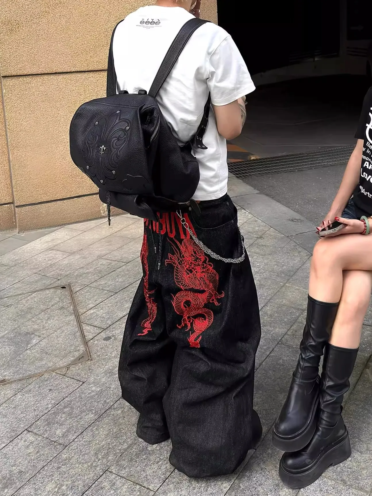 Men's Oversize Style Dragon Pattern Embroidered Jeans mid Waist Machine Stitched Loose Fit Long Pants Autumn Casual Wear
Men's Oversize Style Dragon Pattern Embroidered Jeans mid Waist Machine Stitched Loose Fit Long Pants Autumn Casual Wear