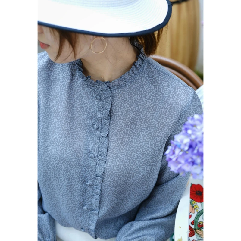 Шелковая блузка Ele Silk из весенней коллекции: женственная, изысканная, с цветочным кружевом, длинными рукавами, прямого кроя.
Шелковая блузка Ele Silk из весенней коллекции: женственная, изысканная, с цветочным кружевом, длинными рукавами, прямого кроя.