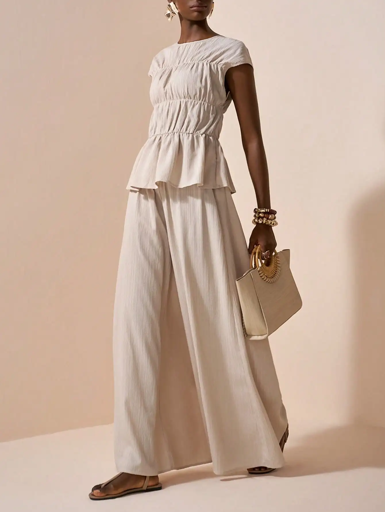 Комплект из двух предметов: топ-пеплум из текстурированного льна и брюки с широкими штанинами для женщин
Комплект из двух предметов: топ-пеплум из текстурированного льна и брюки с широкими штанинами для женщин