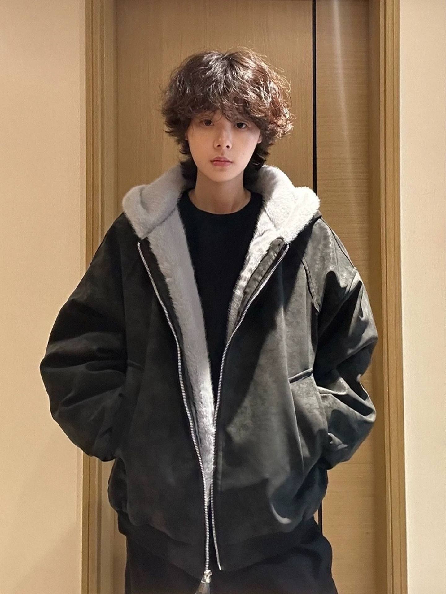 Bla PU Leather Hooded Jaet Thiened Fce Men's Cotton Coat Autumn Winter Street Sle Trendy Outerwear Casual Faion
Bla PU Leather Hooded Jaet Thiened Fce Men's Cotton Coat Autumn Winter Street Sle Trendy Outerwear Casual Faion