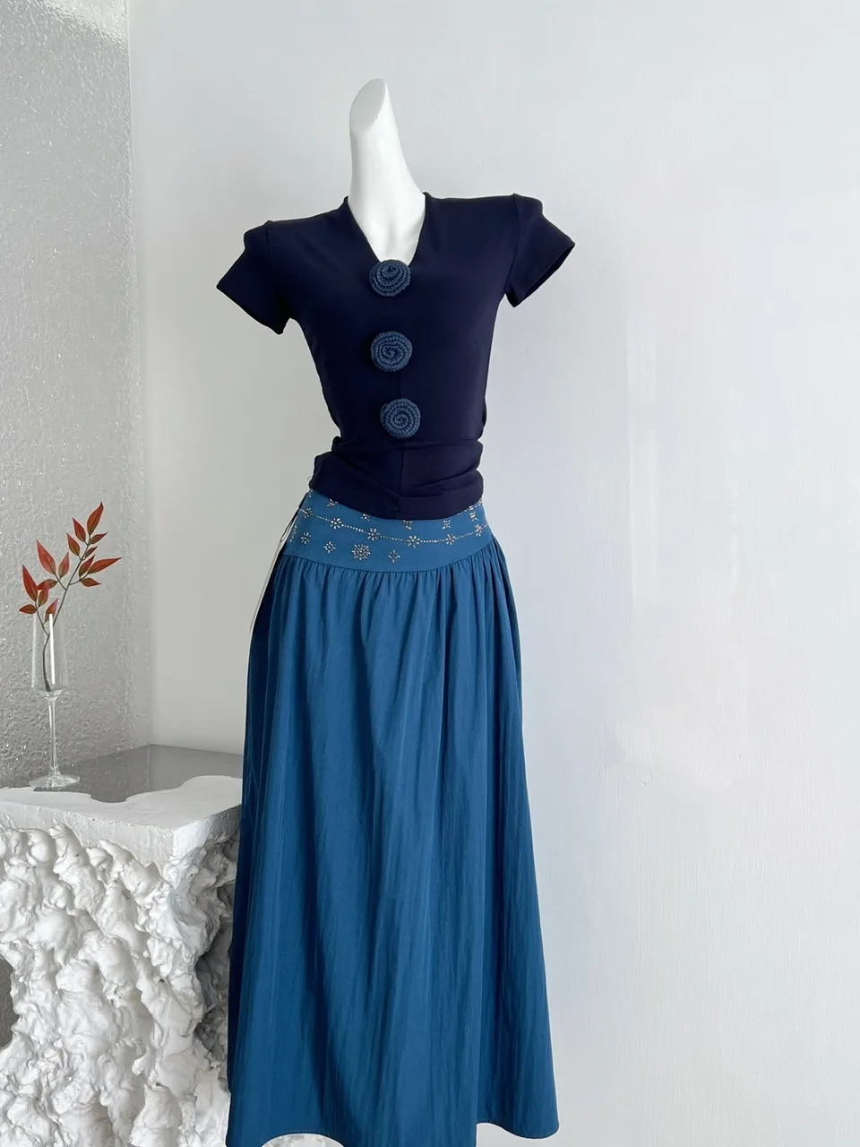 Summer 2026 New Vacation Style Heavy Rhinestone Half Skirt V-neck Top Set Retro Long Skirt Ensemble Women's Fashion Ensemble
Summer 2026 New Vacation Style Heavy Rhinestone Half Skirt V-neck Top Set Retro Long Skirt Ensemble Women's Fashion Ensemble