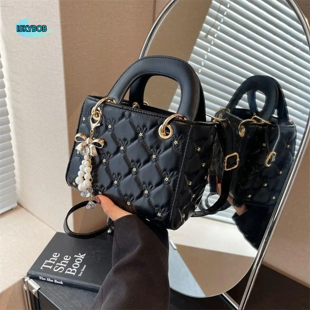 Casual Korean Style Shoulder Bag Lingge Solid Color Crossbody Bag PU Leather Zipper Ladies Handbag Autumn
Casual Korean Style Shoulder Bag Lingge Solid Color Crossbody Bag PU Leather Zipper Ladies Handbag Autumn
