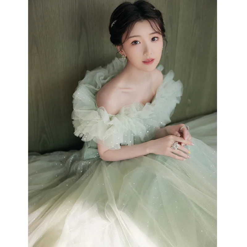Green Shiny Evening Dress Ruffle Edge Off Shoulder Graduation Gown Classic Tulle Floor-Length A-Line Birthday Party Vestido
Green Shiny Evening Dress Ruffle Edge Off Shoulder Graduation Gown Classic Tulle Floor-Length A-Line Birthday Party Vestido