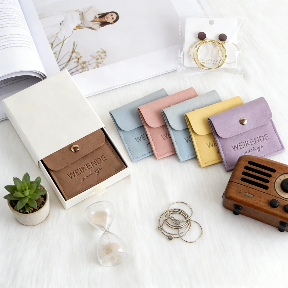 Customized 100 Bulk Leather Accessory Bag for Rings Necklaces Bracelet Earrings Snap Button Bags Portable Gift Glasses Organizer
Customized 100 Bulk Leather Accessory Bag for Rings Necklaces Bracelet Earrings Snap Button Bags Portable Gift Glasses Organizer