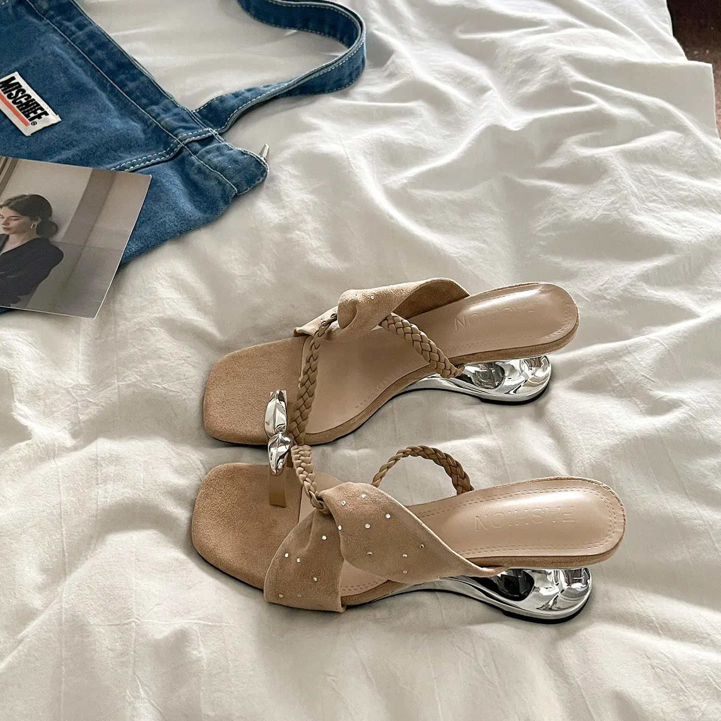 French polka dot woven wedge heel set toe cool slippers for women 2026 new summer wear, height increasing open toe sandals
French polka dot woven wedge heel set toe cool slippers for women 2026 new summer wear, height increasing open toe sandals
