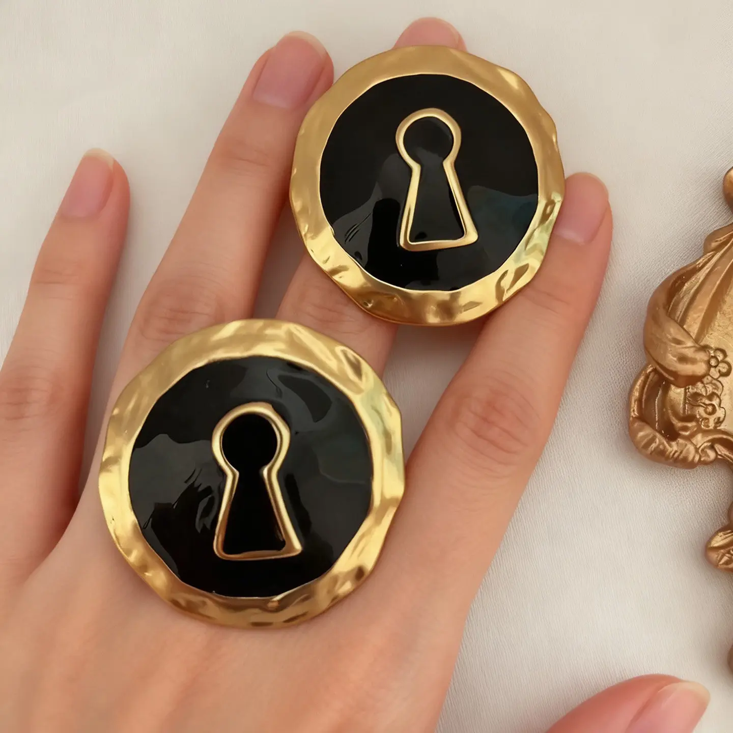 2026 Europe Black Enamel Keyhole Circular Earrings Woman Fashion Brand Luxury Jewelry Trend
2026 Europe Black Enamel Keyhole Circular Earrings Woman Fashion Brand Luxury Jewelry Trend