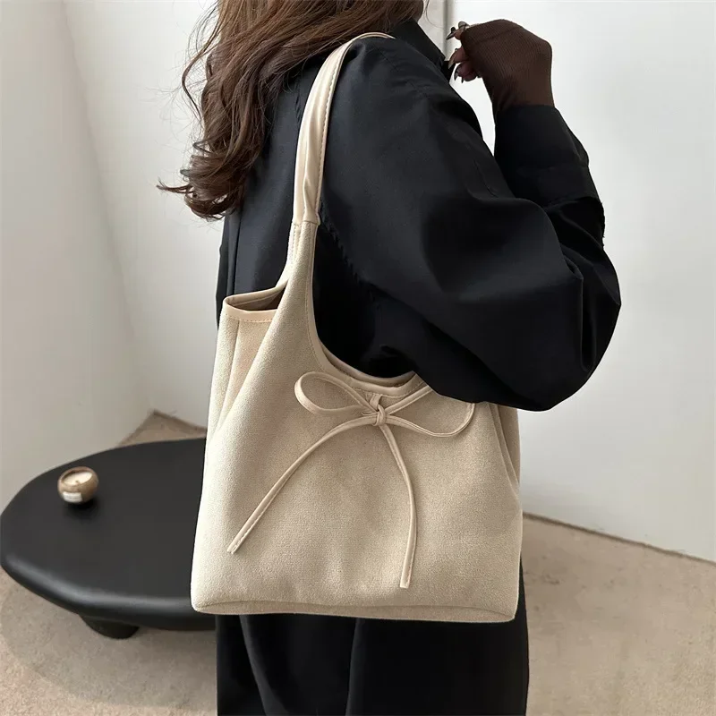 Commuter Ladies Faux Suede Underarm Tote Bag Large Capacity Female Handbags Vintage Fashion Bow Design Shoulder Bags for Women
Commuter Ladies Faux Suede Underarm Tote Bag Large Capacity Female Handbags Vintage Fashion Bow Design Shoulder Bags for Women