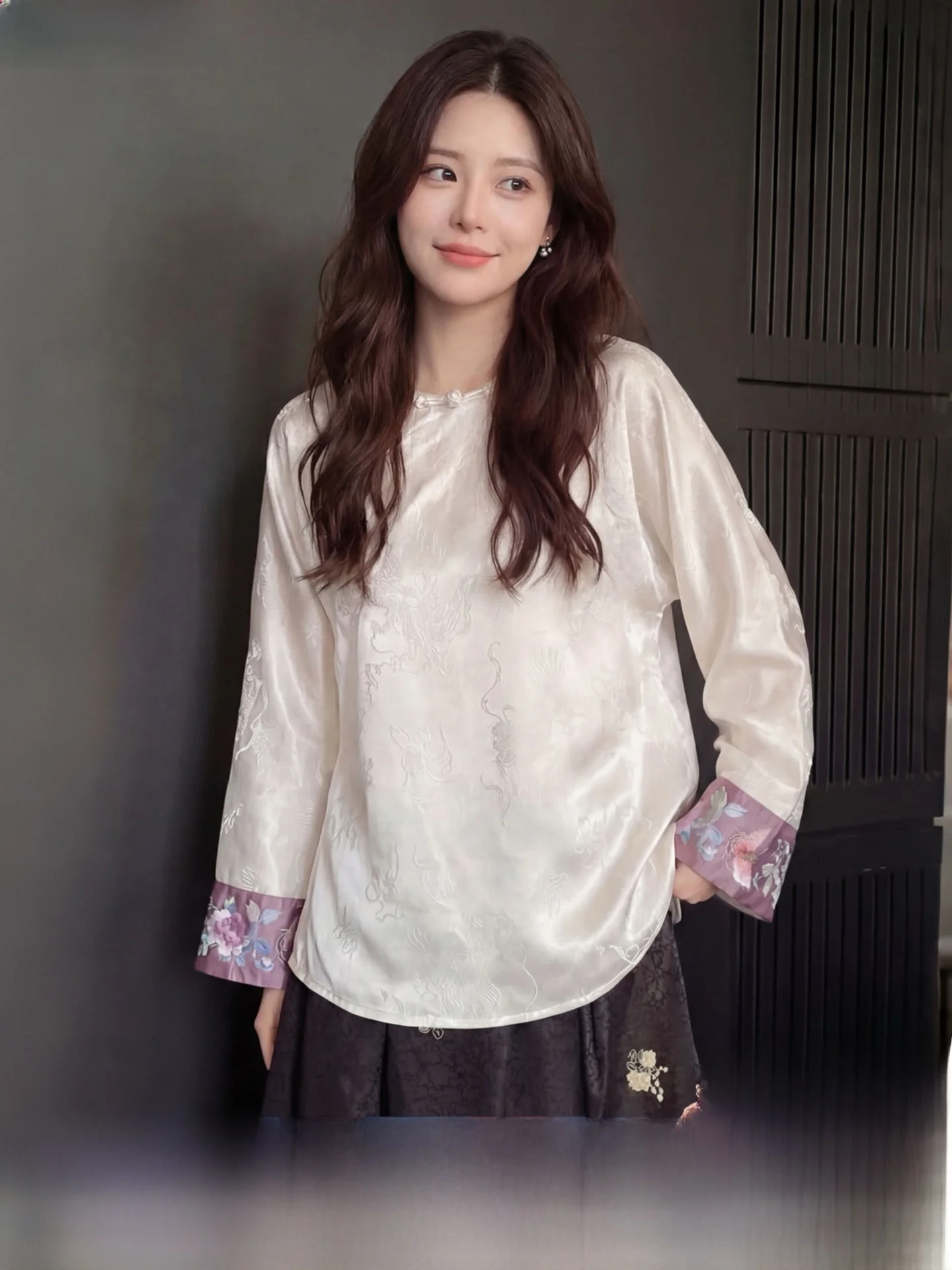 Новый комплект женских шелковых рубашек в китайском стиле: топ из натурального шелка с тяжелой вышивкой, элегантность ранней весны
Новый комплект женских шелковых рубашек в китайском стиле: топ из натурального шелка с тяжелой вышивкой, элегантность ранней весны