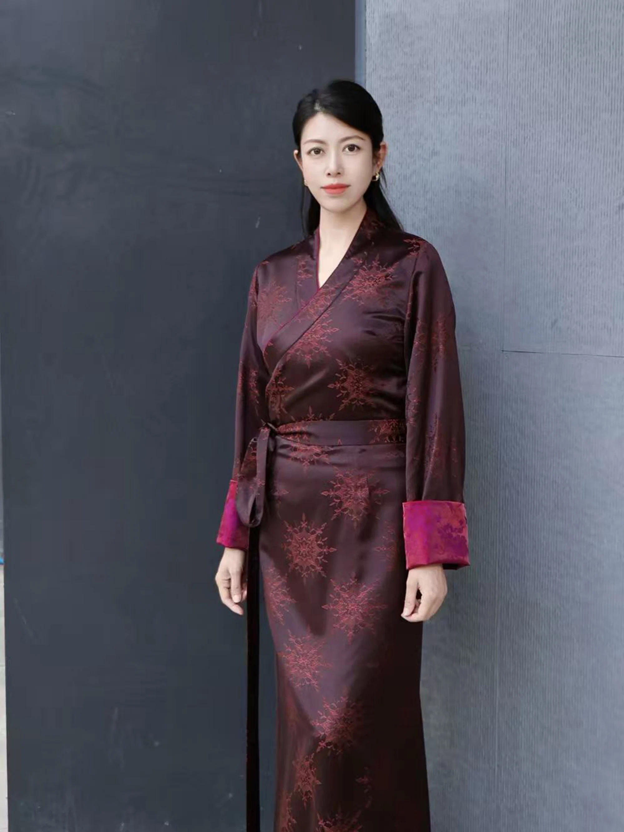 Новая женская тибетская этническая одежда в китайском национальном стиле, с V-образным вырезом, длинными рукавами и вышивкой, в стиле Боба Тибет.
Новая женская тибетская этническая одежда в китайском национальном стиле, с V-образным вырезом, длинными рукавами и вышивкой, в стиле Боба Тибет.