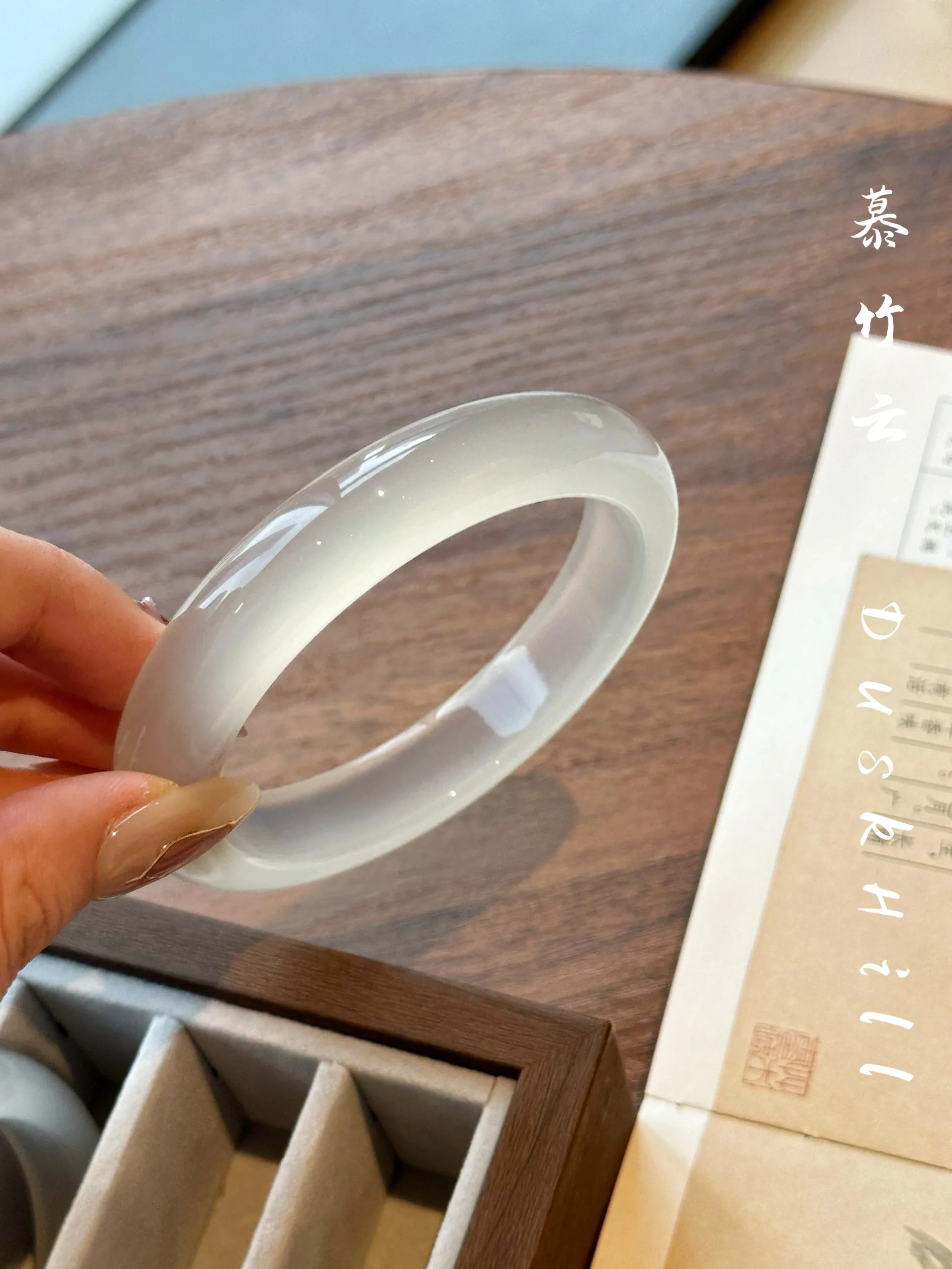 Pure natural agate bracelet women's light champagne gold high ice-permeable chalcedony white moonlight jade bracelet
Pure natural agate bracelet women's light champagne gold high ice-permeable chalcedony white moonlight jade bracelet