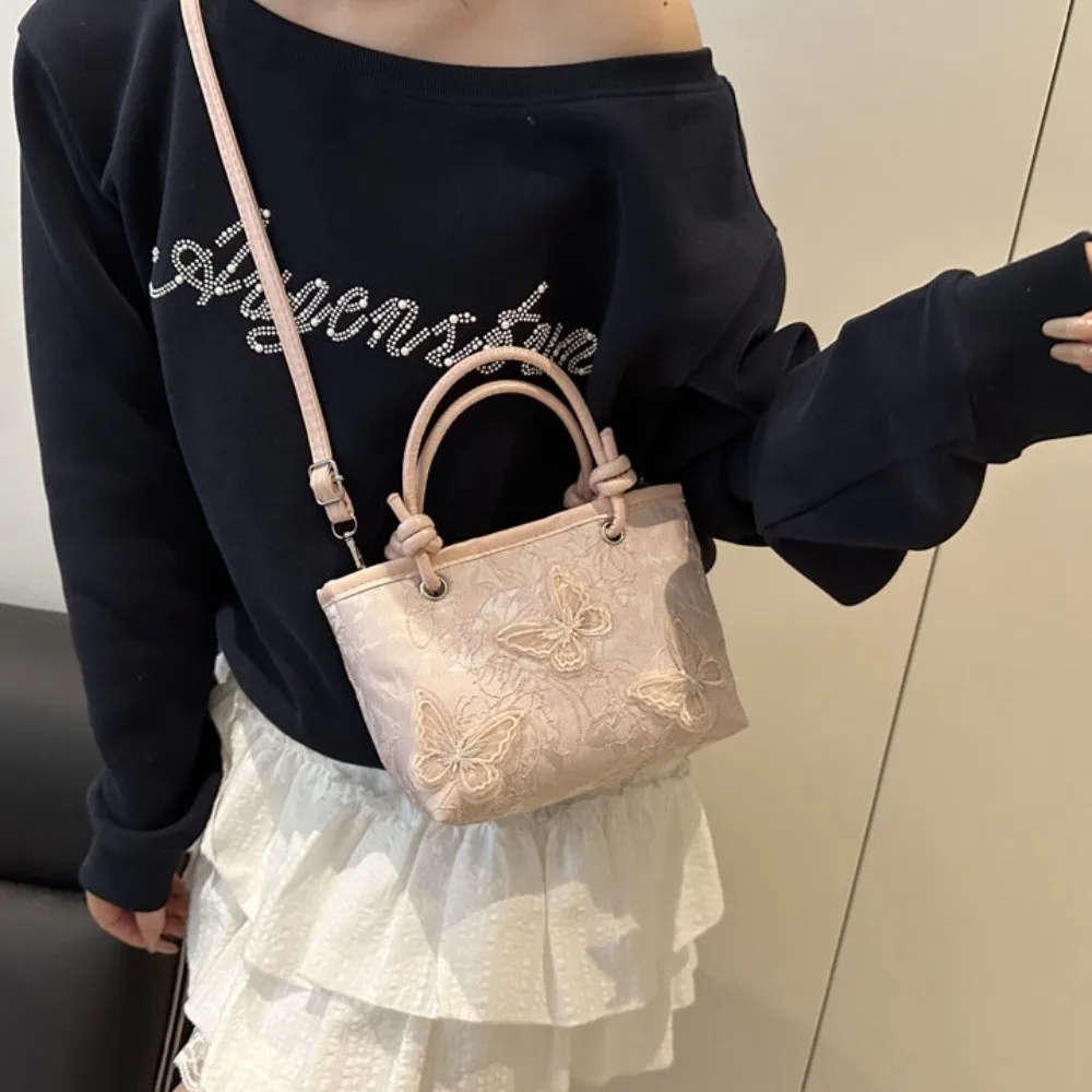 Butterfly Chinese Style Bucket Bag Artistic Magnetic Buckle Closure Cheongsam Handbag Tassel Decoration Canvas Material
Butterfly Chinese Style Bucket Bag Artistic Magnetic Buckle Closure Cheongsam Handbag Tassel Decoration Canvas Material