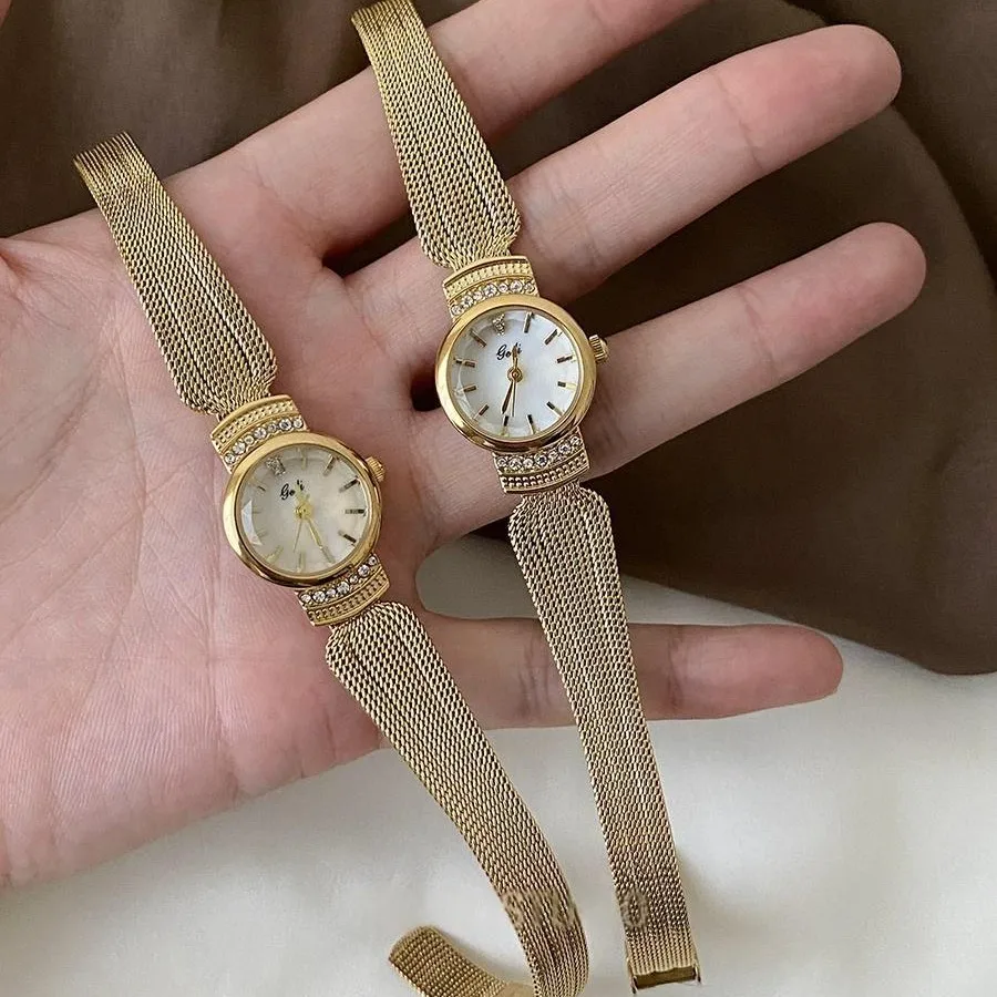 Exquisite small dial women's watch with light luxury woven mesh strap, retro and high-end feel, suitable for students.
Exquisite small dial women's watch with light luxury woven mesh strap, retro and high-end feel, suitable for students.