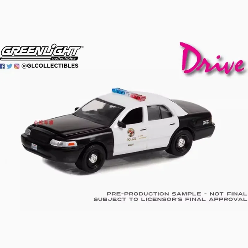 Greenlight масштаб 1:64 2001, Ford Crown Victoria Police Interceptor, модель автомобиля из сплава, классический сувенир для взрослых, подарок для хобби и игрушки
Greenlight масштаб 1:64 2001, Ford Crown Victoria Police Interceptor, модель автомобиля из сплава, классический сувенир для взрослых, подарок для хобби и игрушки