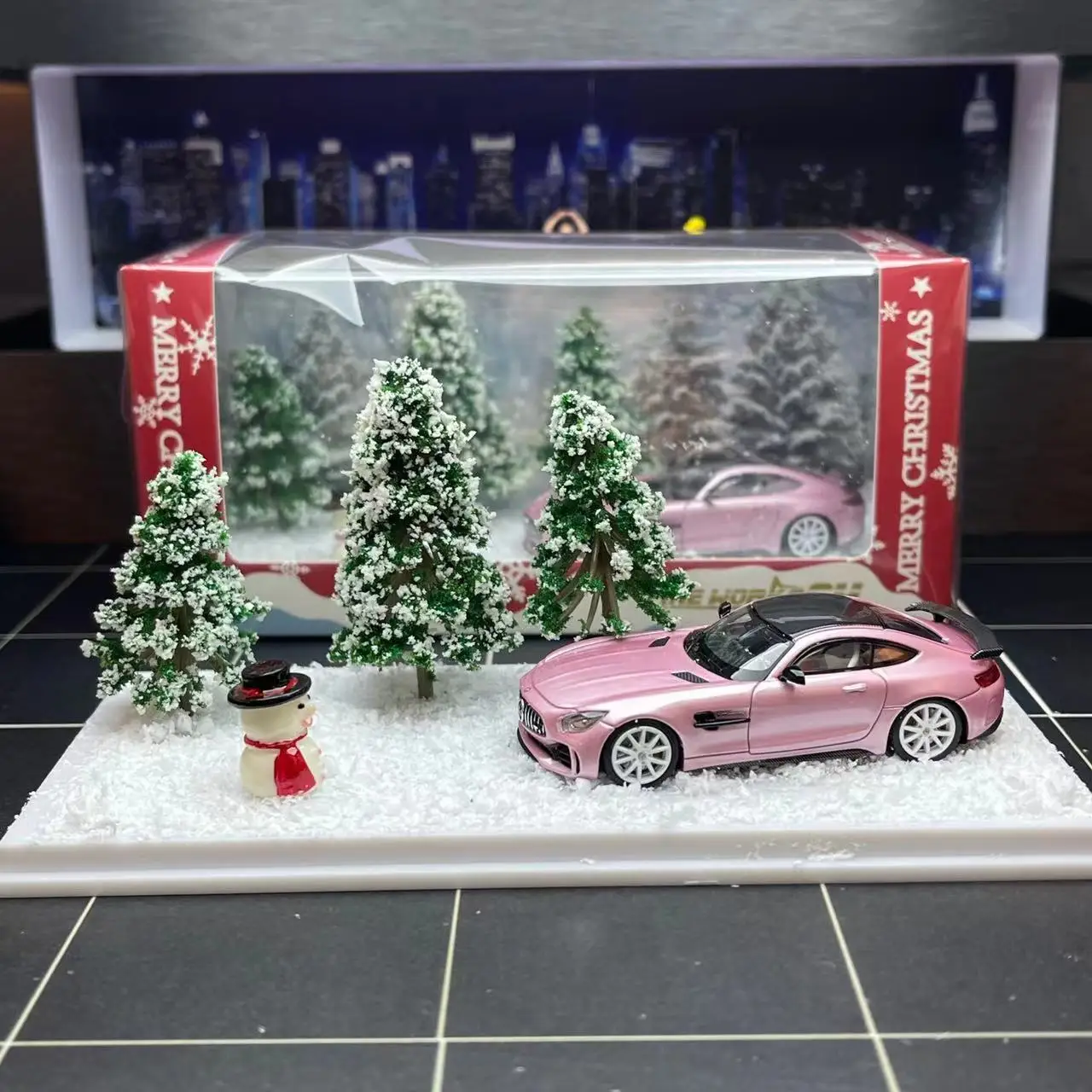 Diecast Fineworks 1:64 Scale BENZ AMG Christmas Limited Edition Car Model Collectible Toy Gift Souvenir Display Ornament
Diecast Fineworks 1:64 Scale BENZ AMG Christmas Limited Edition Car Model Collectible Toy Gift Souvenir Display Ornament