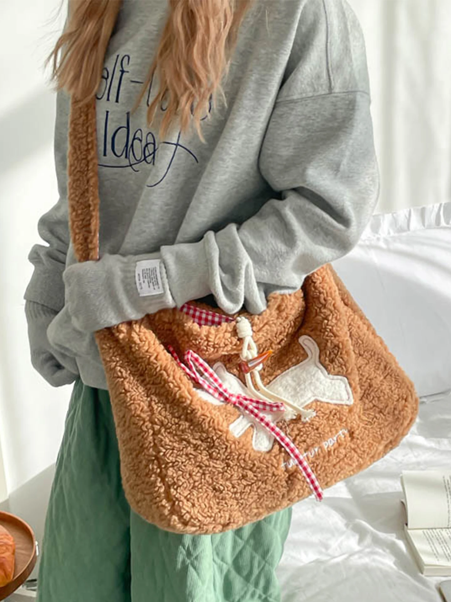 Lamb Fur Women's Large Capaci oulder Crossbody Bag Casual Sle Commuter Tote Bag for Autumn And Winter Season
Lamb Fur Women's Large Capaci oulder Crossbody Bag Casual Sle Commuter Tote Bag for Autumn And Winter Season