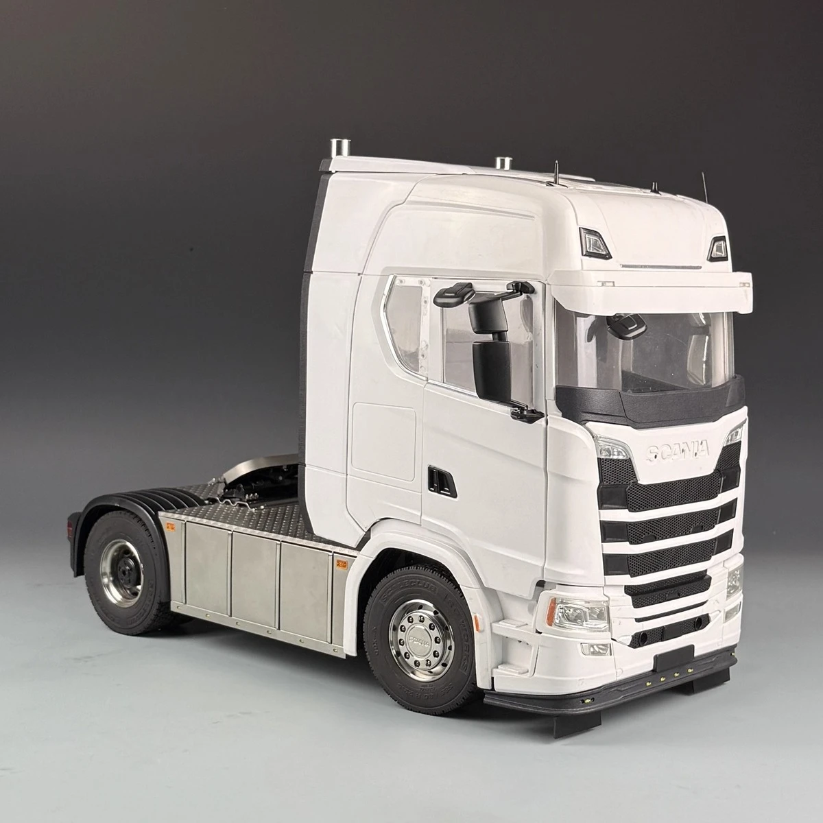 RC 4 × 4 цельнометаллический прицеп 1/14 с дистанционным управлением 770S модель грузовика RTR двухосевой самосвал с шасси европейский грузовик
RC 4 × 4 цельнометаллический прицеп 1/14 с дистанционным управлением 770S модель грузовика RTR двухосевой самосвал с шасси европейский грузовик