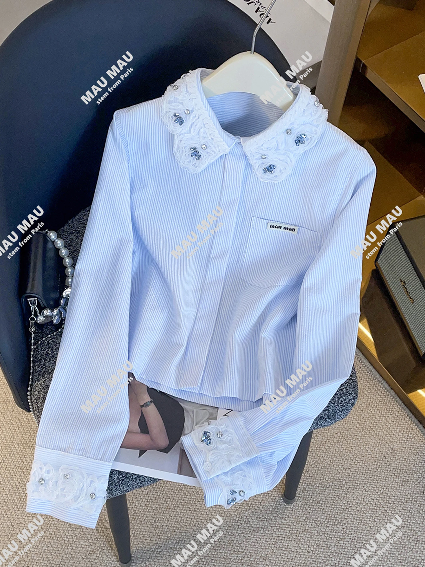 Элитный женский топ South Oil 2025 Осень-Зима с бриллиантовой отделкой, воротником-куклой и полосками, для повседневной носки, свободного кроя
Элитный женский топ South Oil 2025 Осень-Зима с бриллиантовой отделкой, воротником-куклой и полосками, для повседневной носки, свободного кроя