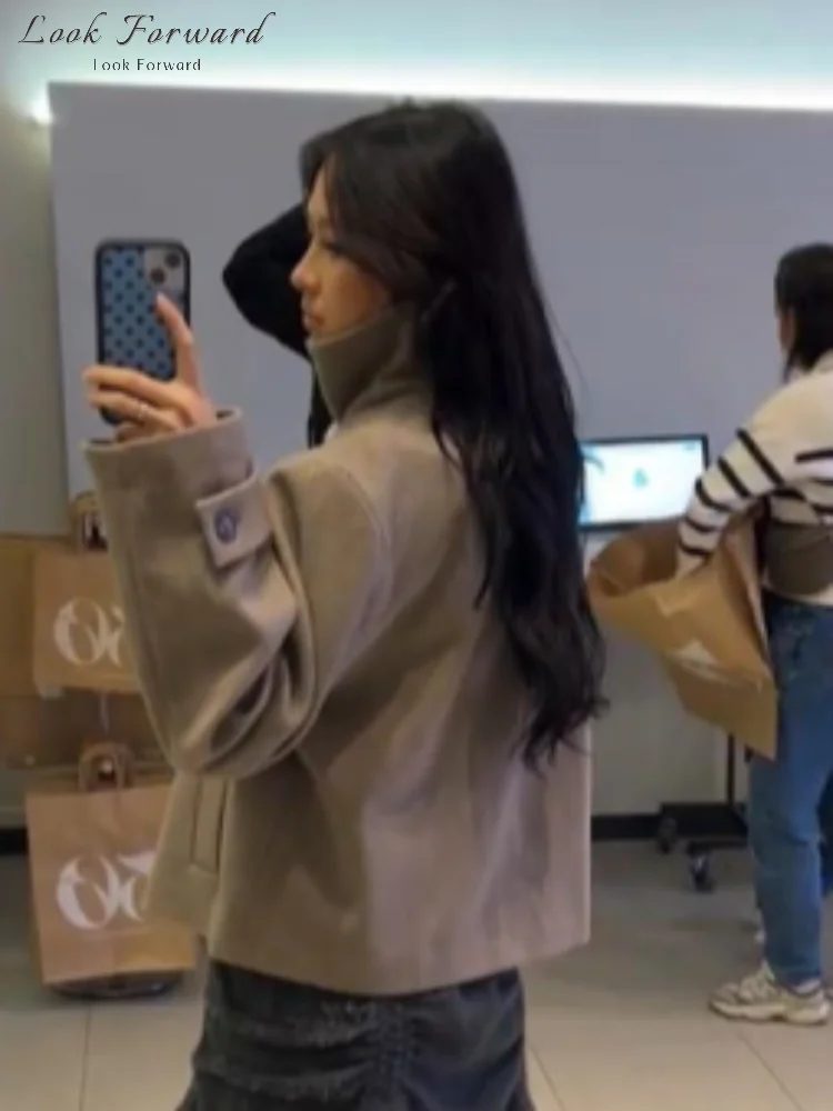 Ретро-куртки с воротником-стойкой для женщин, винтажные, с длинными рукавами, на пуговицах, с карманами, осенне-зимняя коллекция 2025, однотонная верхняя одежда
Ретро-куртки с воротником-стойкой для женщин, винтажные, с длинными рукавами, на пуговицах, с карманами, осенне-зимняя коллекция 2025, однотонная верхняя одежда