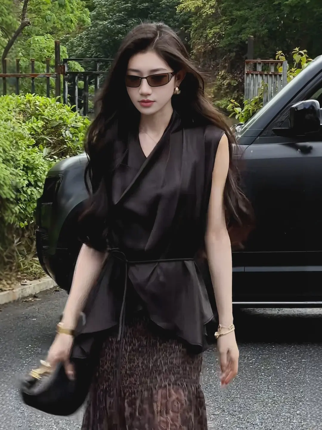 Elegant Satin Black V-Neck Belted Sleeveless Shirt Women Summer Outerwear Super Beautiful Sweet And Spicy Vest Top
Elegant Satin Black V-Neck Belted Sleeveless Shirt Women Summer Outerwear Super Beautiful Sweet And Spicy Vest Top
